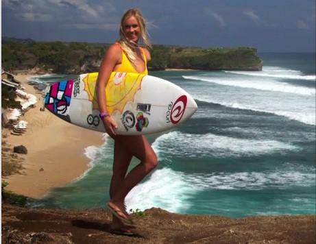 Meski Hanya Miliki Satu Tangan, Surfer Cantik Tetap Taklukan Ombak