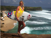 Meski Hanya Miliki Satu Tangan, Surfer Cantik Tetap Taklukan Ombak
