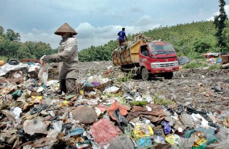 Pasca Banjir, Pemkot Jakarta Utara Angkut 1.600 Ton Sampah ke Pulo Gebang