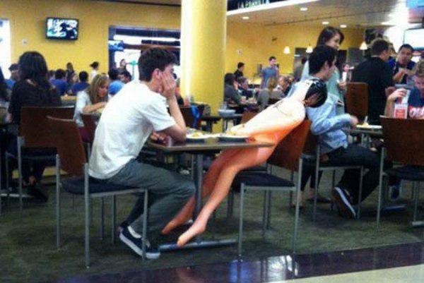 5 Aksi Unik Jomblo Ngenes Rayakan Valentine