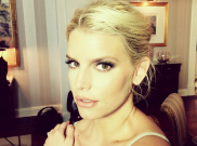 Jessica Simpson dan Suami Pose ala Fifty Shades of Grey