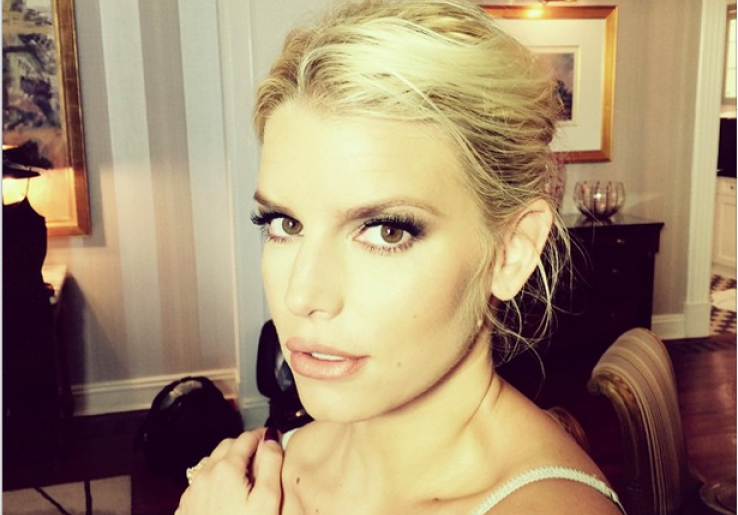 Jessica Simpson dan Suami Pose ala Fifty Shades of Grey