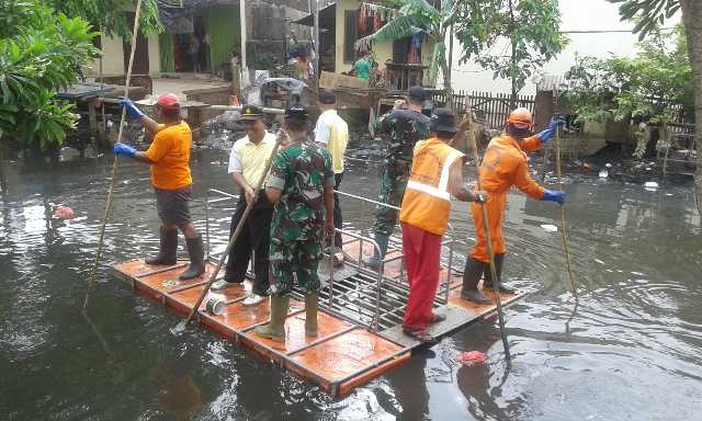 295 Personel Gabungan Bersihkan Waduk Pejagalan