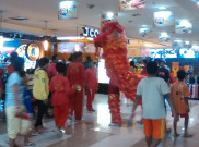 Tarian Barongsai Tarik Perhatian Pengunjung Mall