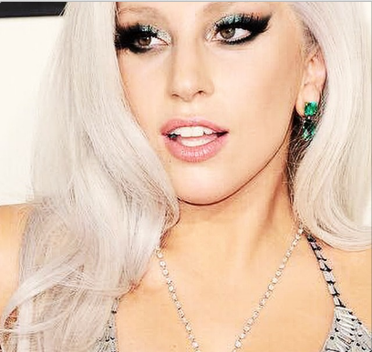 Lady Gaga Bertunangan dengan Taylor Kinney
