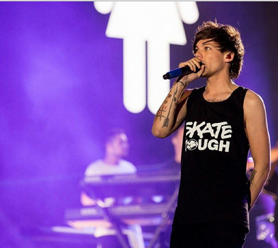 Benarkah Louis Tomlinson 'One Direction' Gay?