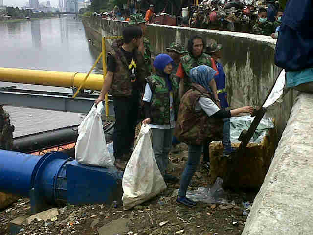 Kodam Jaya Bersama Mahasiswa Mercubuana Bersihkan Sungai Ciliwung