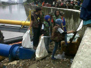 Kodam Jaya Bersama Mahasiswa Mercubuana Bersihkan Sungai Ciliwung