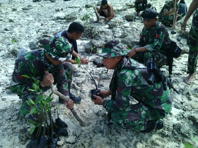 Tim Ekspedisi NKRI Tanam 1.000 Pohon Mangrove di Pesisir Pulau Sika