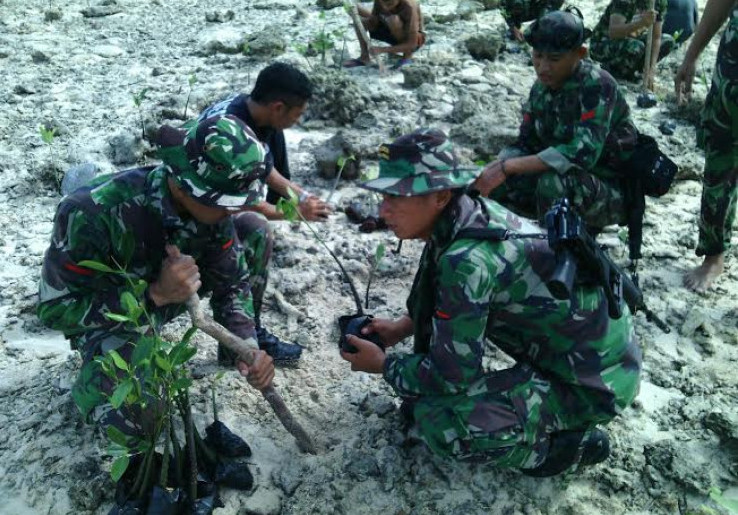 Tim Ekspedisi NKRI Tanam 1.000 Pohon Mangrove di Pesisir Pulau Sika