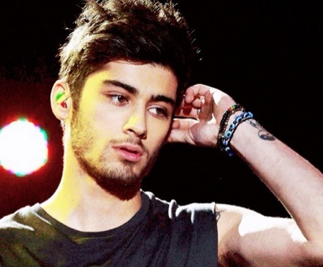 Zayn Malik Tumbang Ditengah Konser One Direction, Ada Apa?