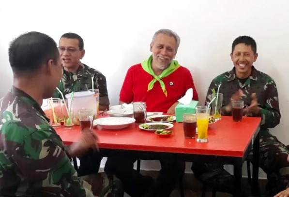 Kodam Jaya dan Iwan Fals Punguti Sampah di Sungai Ciliwung