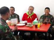 Kodam Jaya dan Iwan Fals Punguti Sampah di Sungai Ciliwung