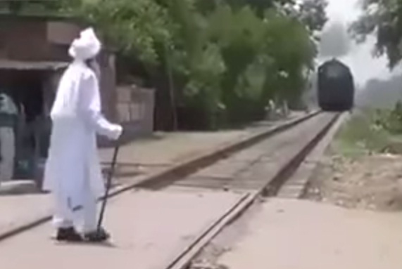 Uji Kesaktian Kakek Bersorban Putih Tabrak Kereta