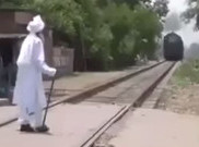 Uji Kesaktian Kakek Bersorban Putih Tabrak Kereta