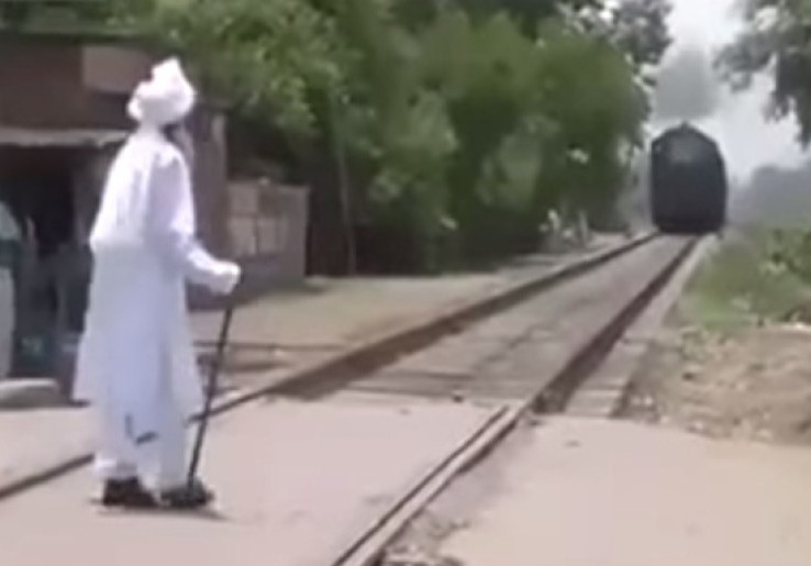 Uji Kesaktian Kakek Bersorban Putih Tabrak Kereta