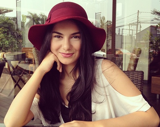 Cantiknya Irish Bella Berhijab