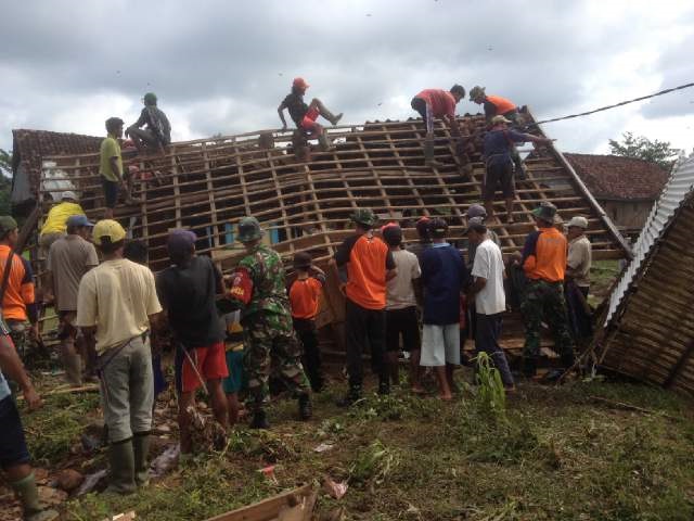 Peduli Masyarakat, Tim Ekspedisi NKRI Bantu Korban Banjir Bandang