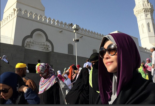 Cantiknya Bunda Maia Berhijab
