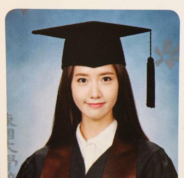 Yoona SNSD Resmi Jadi Sarjana