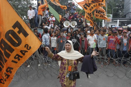 Warga Cakung Blokir Jalan Menolak Eksekusi Sengketa Tanah