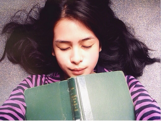 Maudy Ayunda, Artis Cantik yang Hobi Baca Buku