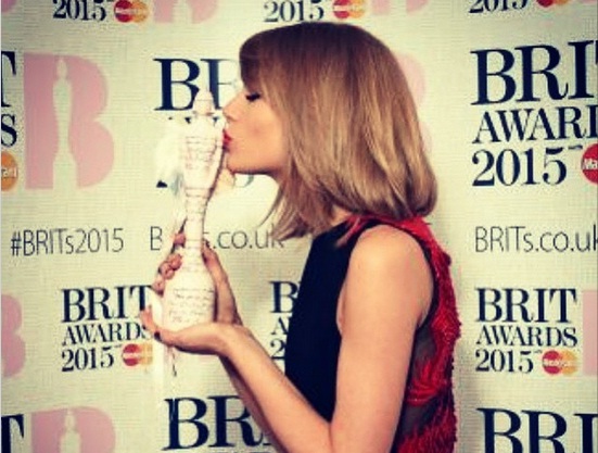 Taylor Swift Kalahkan Beyonce di Brit Awards 2015