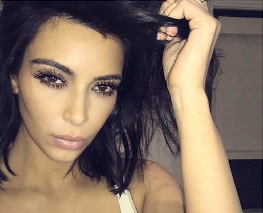 Jilatan Mesra Kim Kardashian untuk Kanye West