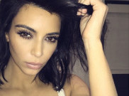Jilatan Mesra Kim Kardashian untuk Kanye West