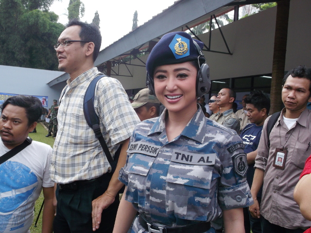 Dewi Perssik Ketagihan Pegang Pistol