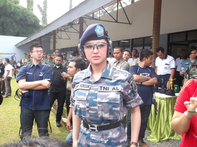 Pertama Kali Pegang Pistol, Dewi Perssik Mengaku Takut