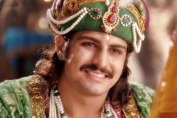 Tampil Garang, Rajat Tokas Ternyata Punya Senyum Khas yang Menggoda