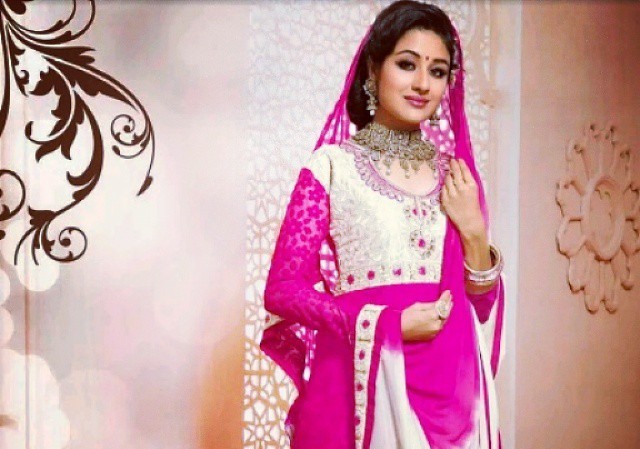 Aksi Nekat Para Fans Paridhi Sharma