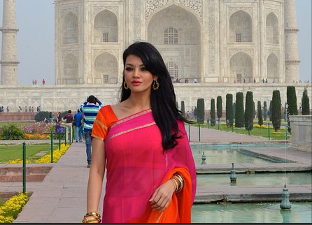 Foto Seksi Farah Quinn Depan Taj Mahal Banjir Pujian 