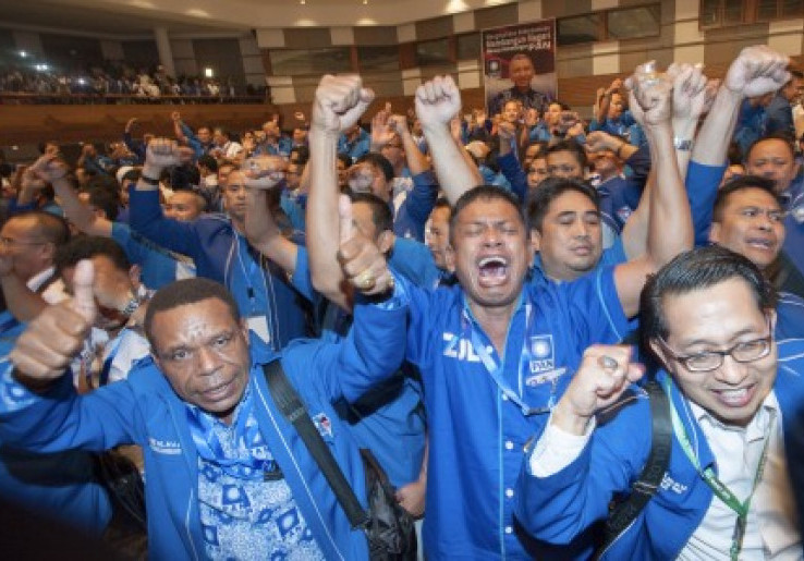 Pengusaha Intan Ini Bagikan Batu Akik Gratis Kepada Pendukung Zulkifli