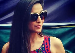 Foto Selfie ala Artis Bollywood Saumya Seth