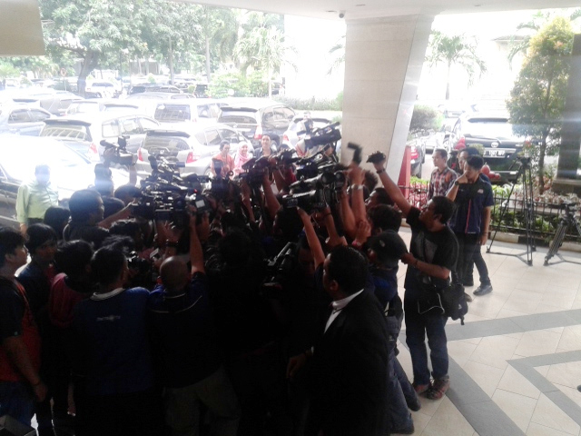 Syahrini Enggan Bicara, Saling Dorong pun Terjadi
