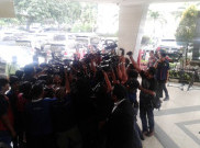 Syahrini Enggan Bicara, Saling Dorong pun Terjadi