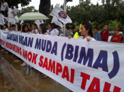 Diguyur Hujan, Ribuan Demonstran Dukung Ahok Bongkar Dana Siluman