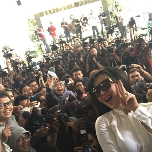 Jadi Saksi Kasus Feriyani Lim, Syahrini Justru Asyik Foto Selfie