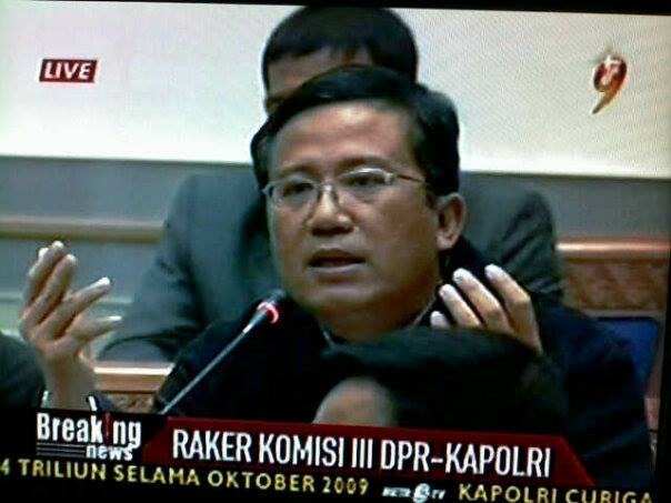 Politisi Demokrat Ini Meresapi Pakai Batu Akik