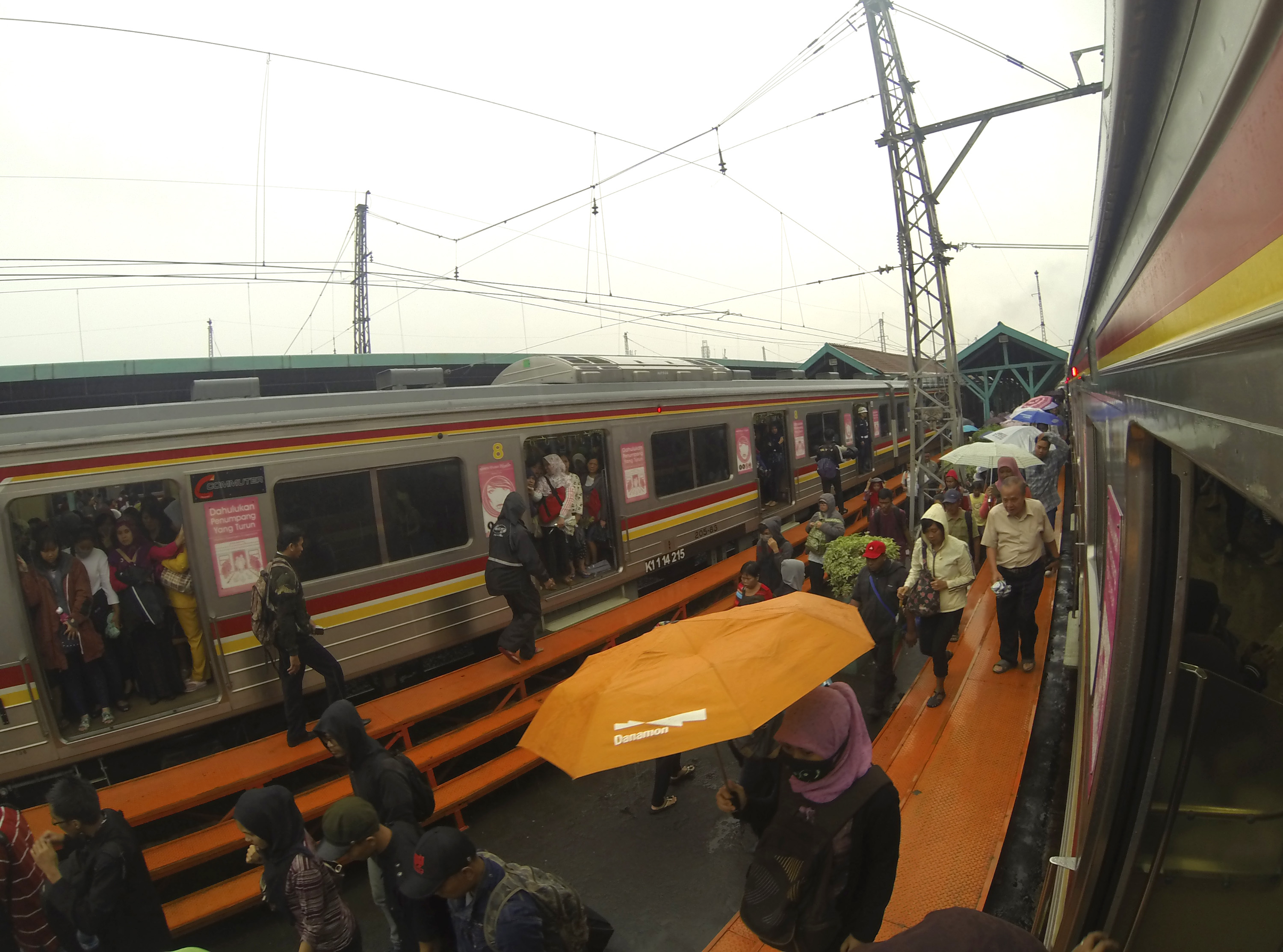 AC KRL Tidak Dingin Akibat Penumpang Membeludak