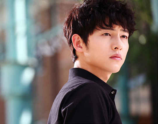 Kisah Haru Song Joong Ki Hadiahi Fansnya yang Sedang Sekarat