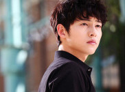 Kisah Haru Song Joong Ki Hadiahi Fansnya yang Sedang Sekarat