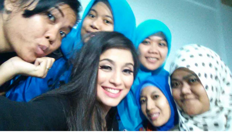Foto Selfie Soumya Seth Bersama Fansnya