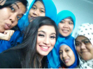Foto Selfie Soumya Seth Bersama Fansnya