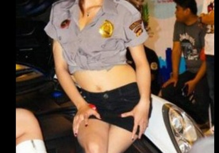 Dua SPG Seksi di Samarinda Kenakan Seragam Polwan