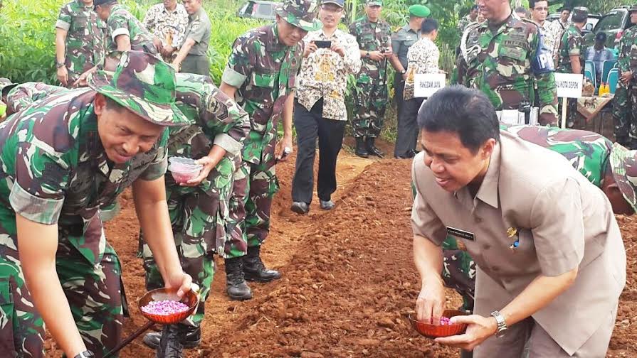Pangdam Jaya Bersama Wali Kota Depok Tanam Bibit Jagung