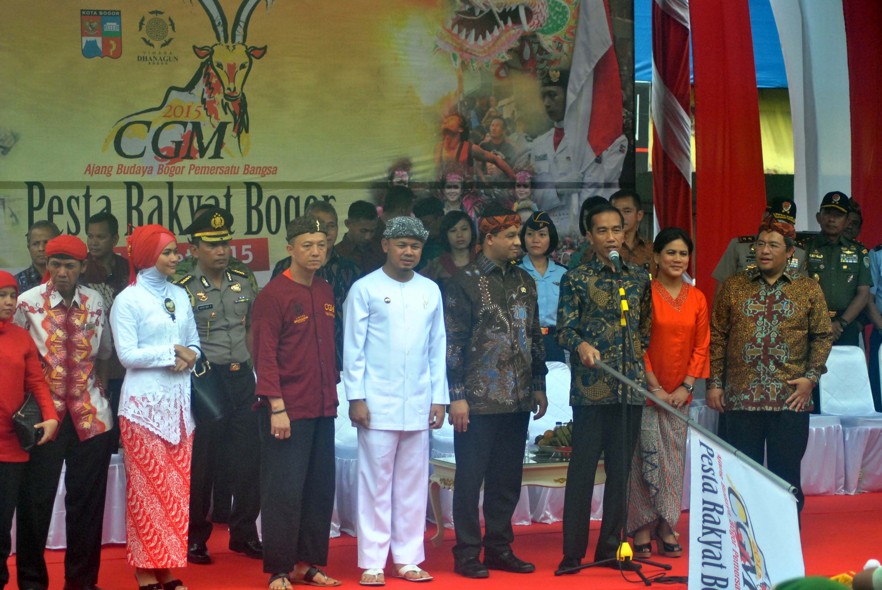 Cap Go Meh, Jokowi Bagi Angpao ke Barongsai