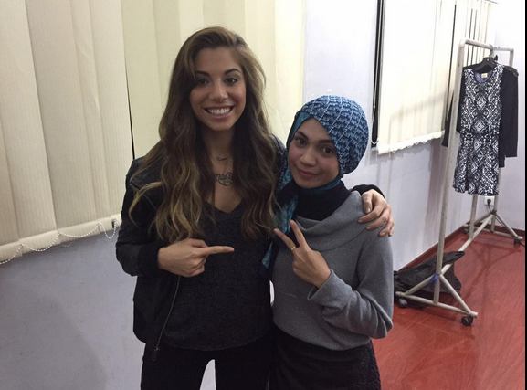 Indah Nevertari Sapa Christina Perri Lewat Foto Selfienya